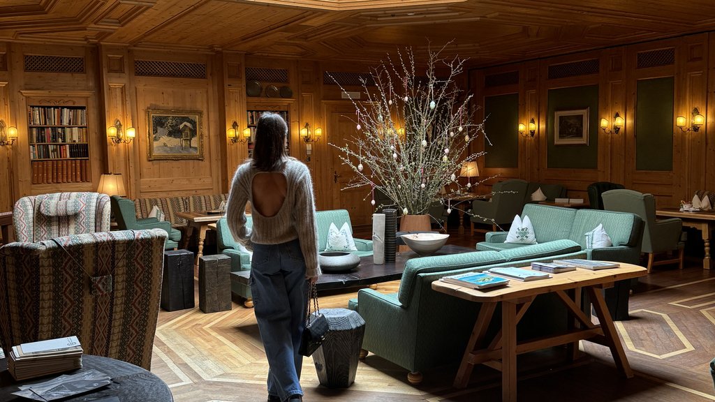 Frau in gemütlichem Holzinterieur eines einladenden Hotel-Lounges