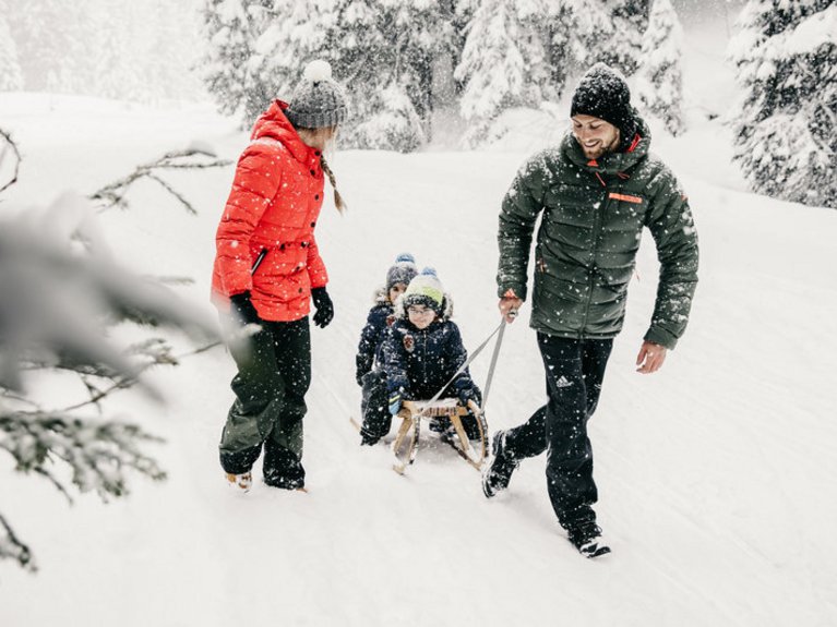 Familie im Winterurlaub in Lech