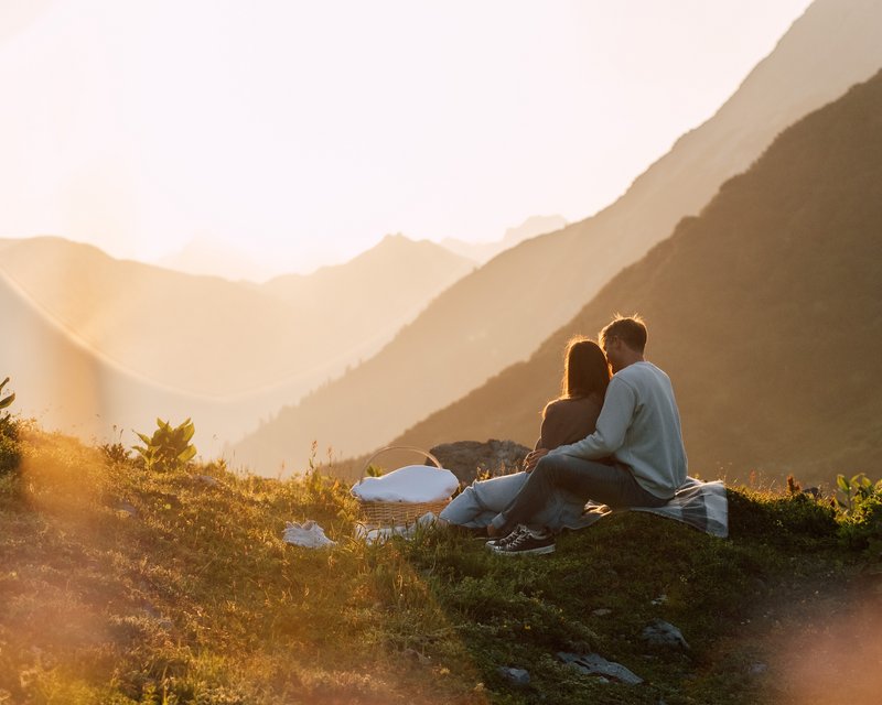 Neues aus der Post Sonnenuntergang in Lech genießen