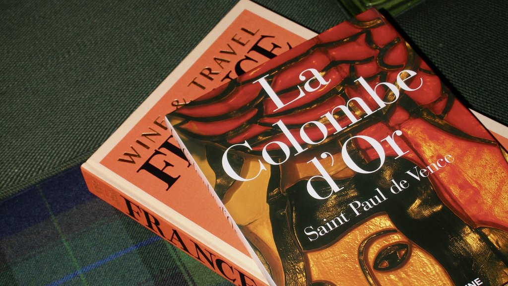 A new chapter in the "Hubertushalle" Two books, including Lid: Colombo d'Oro, resting on a checked blanket