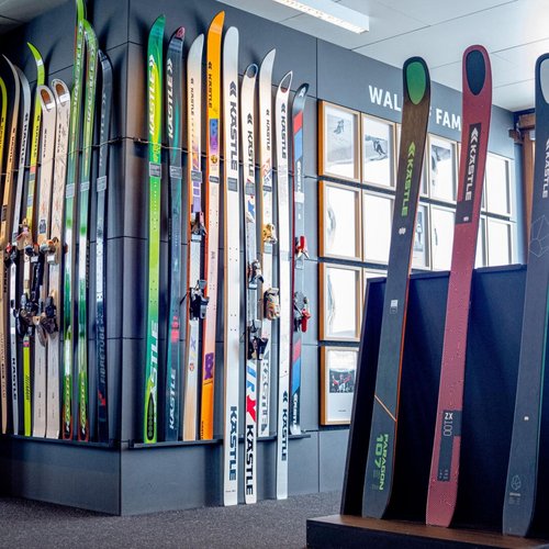 Sehenswertes am Arlberg | Hotel Post Lech Ski verschiedener Marken stehen in einem Geschäft neben großen Fenstern