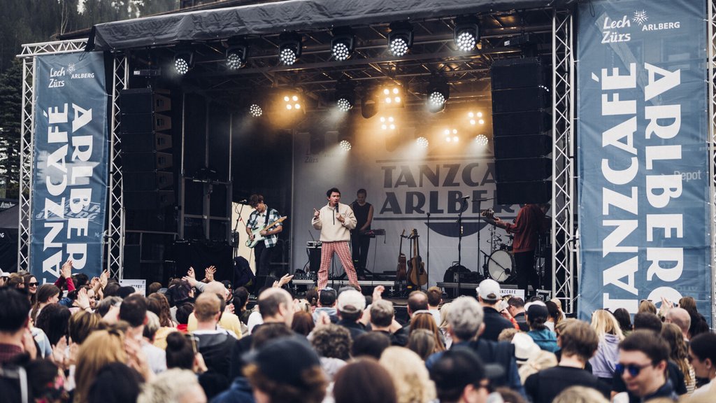 Live-Konzert mit Band auf Bühne vor großem Publikum im Freien