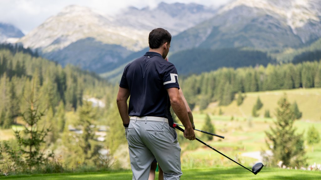 Golf Unlimited Mann spielt Golf mit Bergpanorama im Hintergrund