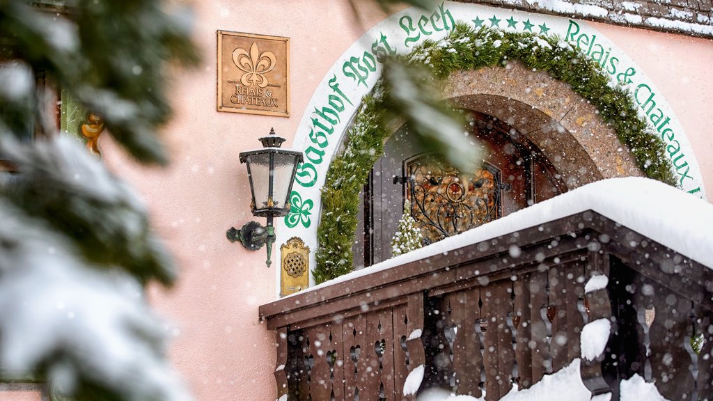 Adventzauber Verschneiter Eingang mit Tannengirlande und Schild von Gasthof Post Lech
