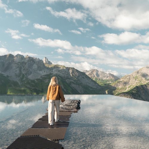 Sehenswertes am Arlberg | Hotel Post Lech Frau auf einem Holzsteg im Pool mit Blick auf die Berge